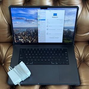 Apple MacBook Pro 16" M3 Max Chip 48GB RAM 1TB SSD Late 2023 SpaceGray UAG